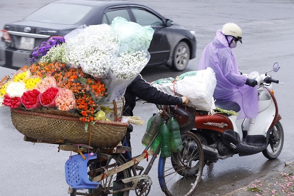 Những người b&aacute;n h&agrave;ng rong cũng mang tr&ecirc;n xe những b&oacute; hoa rất đẹp v&agrave; bắt mắt. Tất cả những g&igrave; đẹp đẽ nhất, thanh cao nhất đều d&agrave;nh cho người phụ nữ trong dịp lễ 8/3 n&agrave;y.&nbsp;