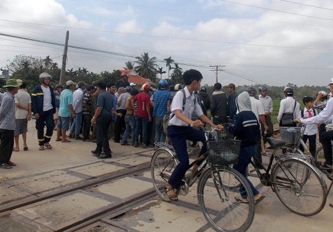 Hiện trường vụ tai nạn t&agrave;u lửa ở khối phố Mỹ Thạch T&acirc;y.