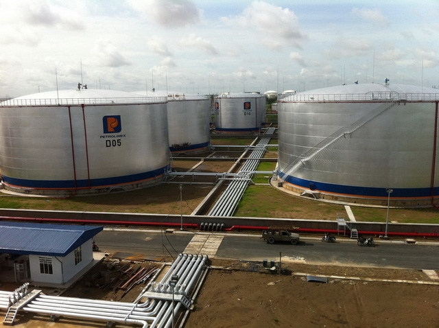 Khu xăng dầu ngoại quan V&acirc;n Phong.