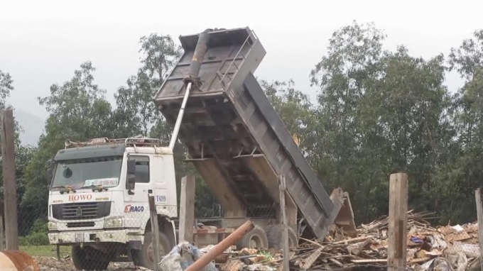 Xe tải chở r&aacute;c qua cổng ph&iacute;a t&acirc;y c&ocirc;ng ty TNHH Gang th&eacute;p Hưng Nghiệp Formosa H&agrave; Tĩnh&nbsp;để tuồn ra ngo&agrave;i.