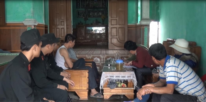 Cơ quan chức năng bắt quả tang c&aacute;c phương tiện đổ r&aacute;c ở b&atilde;i kh&ocirc;ng ph&eacute;p.