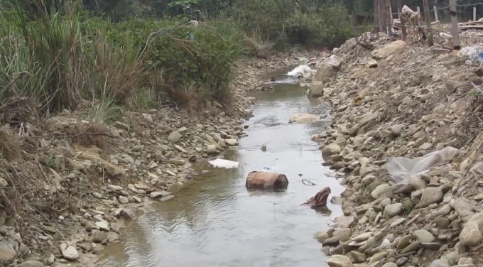 C&aacute;c th&ugrave;ng h&oacute;a chất nằm chỏng chơ giữa s&ocirc;ng, chảy xu&ocirc;i về c&aacute;c x&atilde; tại Kỳ Anh.