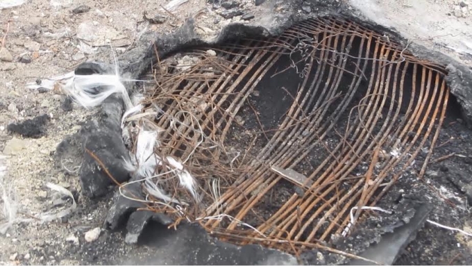 Chất thải rắn đang ch&aacute;y dở.