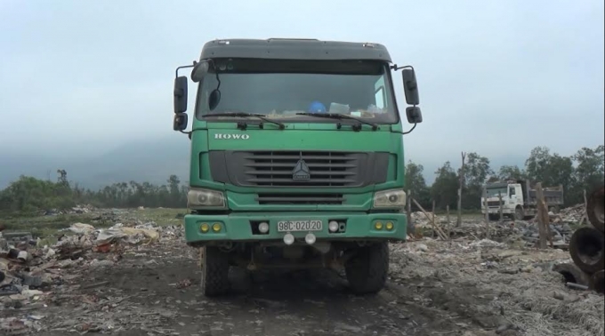 Xe tải n&agrave;y chở r&aacute;c qua cổng ph&iacute;a t&acirc;y c&ocirc;ng ty TNHH Gang th&eacute;p Hưng Nghiệp Formosa H&agrave; Tĩnh&nbsp;để tuồn ra ngo&agrave;i.