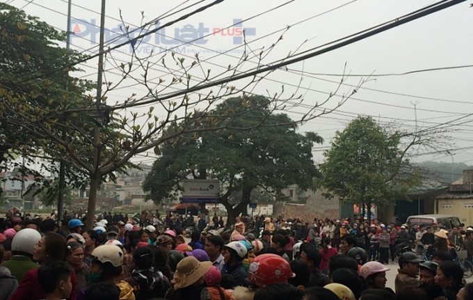 H&agrave;ng trăm người d&acirc;n v&acirc;y k&iacute;n trụ sở C&ocirc;ng an phường Trường Sơn v&agrave;o chiều qua, 5/3. (Ảnh: Anh Thắng)