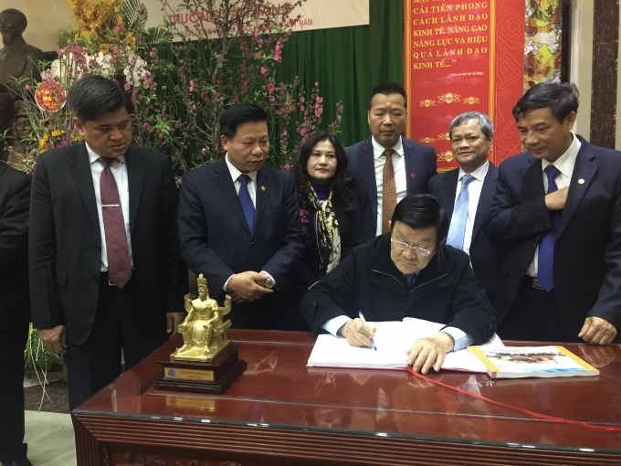 Chủ tịch nước viết lưu niệm tại Đ&igrave;nh Đền Tướng Quốc LinhTừ.