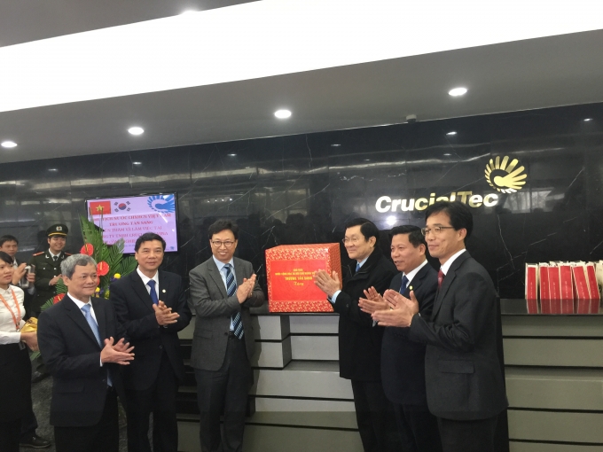 Chủ tịch nước Trương Tấn Sang tặng qu&agrave; l&atilde;nh đạo c&ocirc;ng ty Crucialtech Vina.