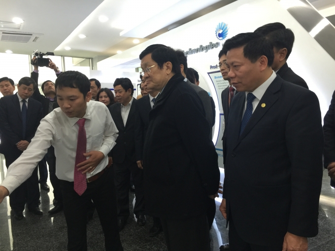 Chủ tịch nước nghe kỹ thuật giới thiệu về d&acirc;y truyền sản suất điện thoại ở C&ocirc;ng ty TNHH Crucialtech vina.