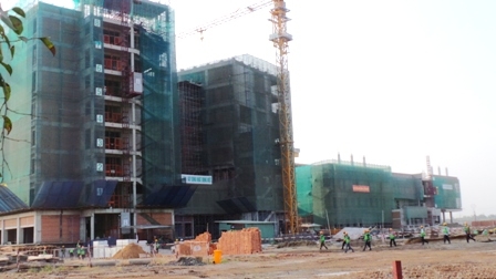 C&ocirc;ng tr&igrave;nh bệnh viện Nhi Đồng Th&agrave;nh Phố c&ograve;n ngổn ngang, trong khi phần th&ocirc; phải b&agrave;n giao v&agrave;o ng&agrave;y 30/6