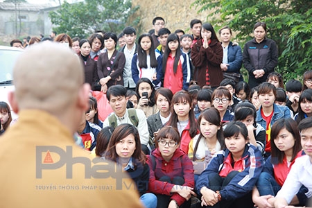 Ng&agrave;y 6/3, đại lễ &ldquo;Ph&oacute;ng sinh &ndash; c&aacute;ch thức ban tặng sự sống&rdquo; đ&atilde; được nh&agrave; ch&ugrave;a Đ&igrave;nh Qu&aacute;n (Bắc Từ Li&ecirc;m, H&agrave; Nội) tổ chức tại bến ph&agrave; Vạn Ph&uacute;c (x&atilde; Vạn Ph&uacute;c, huyện Thanh Tr&igrave;, H&agrave; Nội), c&ugrave;ng sự tham gia của nhiều phật tử l&agrave; sinh vi&ecirc;n c&aacute;c trường đại học, v&agrave; nhiều tỉnh l&acirc;n cận.