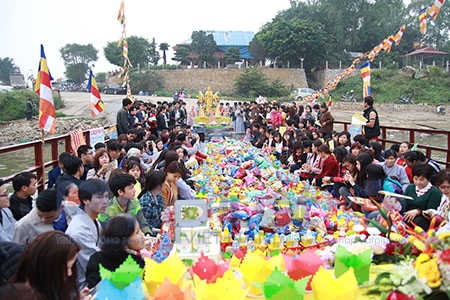 Em Phạm Huệ - sinh vi&ecirc;n trường ĐH C&ocirc;ng Nghiệp chia sẻ: &ldquo;C&acirc;u lạc bộ thanh thiếu ni&ecirc;n chủ yếu l&agrave; những học sinh, sinh vi&ecirc;n l&agrave; phật tử; được tham gia kh&oacute;a lễ cầu an v&agrave; ph&oacute;ng sinh h&agrave;ng năm l&agrave; một &yacute; nghĩa lớn đối với những phật tử c&ograve;n rất trẻ như ch&uacute;ng em&rdquo;.