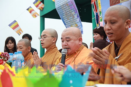 Trao đổi với Phapluatplus, thầy Th&iacute;ch Giải Hiền &ndash; Giảng vi&ecirc;n Học vi&ecirc;n Phật gi&aacute;o Việt Nam (tại H&agrave; Nội) cho biết: &ldquo;Đối với tất cả qu&yacute; vị phật tử theo đạo phật, h&agrave;ng năm v&agrave;o mỗi dịp đầu xu&acirc;n năm mới, c&aacute;c Ch&ugrave;a thường tổ chức c&aacute;c lễ cầu an, m&agrave; trong lễ cầu an th&igrave; c&oacute; c&aacute;c nghi lễ ph&oacute;ng sinh tạo phước để nhờ c&ocirc;ng đức l&agrave;nh đ&oacute; m&agrave; t&iacute;ch được phước b&aacute;,...