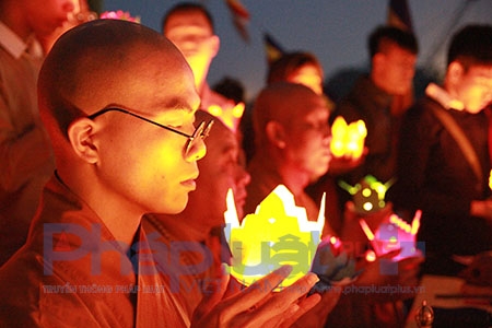 Sau m&agrave;n giảng ph&aacute;p, c&aacute;c sư thầy v&agrave; nhiều phật tử c&ugrave;ng di chuyển ph&agrave; ra giữa d&ograve;ng s&ocirc;ng Hồng l&agrave;m lễ cầu an, c&uacute;ng th&iacute; thực c&ocirc; hồn, sau c&ugrave;ng l&agrave; l&agrave;m lễ ph&oacute;ng sinh v&agrave; thả đ&egrave;n hoa đăng.
