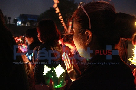 &nbsp;C&ugrave;ng chung t&acirc;m trạng với em Phạm Huệ, c&ocirc; Nguyễn Thị Mậu (69 tuổi, ở TX Ch&iacute; Linh, Hải Dương) chia sẻ: &ldquo;T&ocirc;i l&agrave; phật tử của ch&ugrave;a Cổ K&ecirc;nh, x&atilde; Văn Đức; sư c&ocirc; trụ tr&igrave; ch&ugrave;a biết được chương tr&igrave;nh n&ecirc;n đo&agrave;n ch&uacute;ng t&ocirc;i h&ocirc;m nay l&ecirc;n kh&oacute;a lễ c&oacute; 4 người; năm 2015 c&oacute; 2 kh&oacute;a tu, sau khi tham gia c&uacute;ng dường th&igrave; t&ocirc;i bị bệnh ung thư, t&ocirc;i nghĩ đ&oacute; l&agrave; do c&aacute;i nghiệp của m&igrave;nh từ nhiều kiếp!...