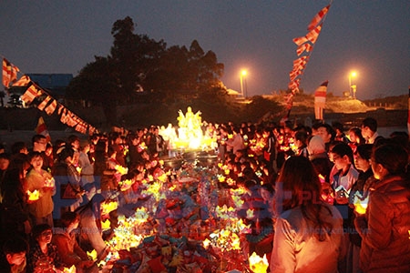 ...m&agrave; nhất l&agrave; c&aacute;c bạn sinh vi&ecirc;n lớp trẻ ở H&agrave; Nội, biết được c&aacute;c kh&oacute;a tu l&agrave; v&ocirc; c&ugrave;ng c&oacute; duy&ecirc;n c&oacute; phước, chứ ch&uacute;ng t&ocirc;i ở xa, kh&ocirc;ng thể biết m&agrave; nắm được th&ocirc;ng tin, nhiều người cũng kh&ocirc;ng biết l&ecirc;n ch&ugrave;a để l&agrave;m lễ, chứ đừng n&oacute;i l&agrave; được dự kh&oacute;a lễ như thế n&agrave;y,&hellip;&rdquo;.