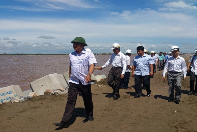 Bộ trưởng Đinh La Thăng trong một lần thị s&aacute;t c&ocirc;ng tr&igrave;nh.