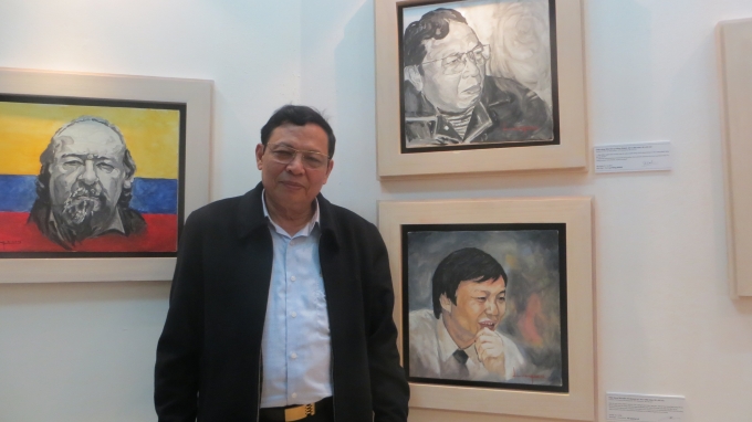 Nh&agrave; thơ Lại Ngọc Kh&aacute;nh b&ecirc;n bức tranh ch&acirc;n dung của m&igrave;nh.