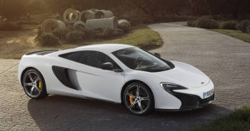 Siêu xe McLaren 650s đua với máy bay mô hình drone tại Dubai