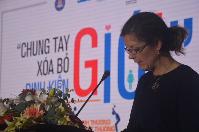 &nbsp;b&agrave; Louise Chamberlain, Gi&aacute;m đốc quốc gia của Chương tr&igrave;nh ph&aacute;t triển LHQ tại Việt Nam b&agrave;y tỏ quan điểm tại chương tr&igrave;nh. Ảnh: Thu H&agrave;