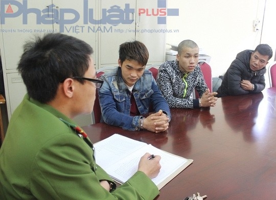 C&aacute;c đối tượng bu&ocirc;n b&aacute;n người tại cơ quan điều tra.