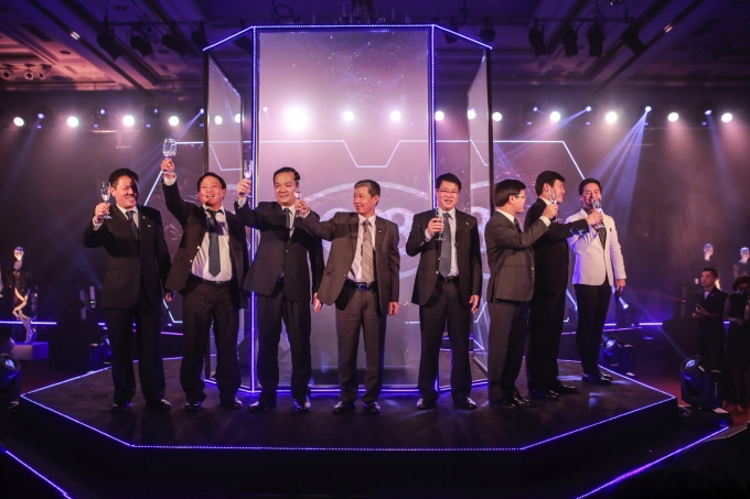 L&atilde;nh đạo Tập Đo&agrave;n VNPT &amp;amp;amp; TCT VNPT VinaPhone n&acirc;ng ly ch&uacute;c mừng ra mắt đầu số 088