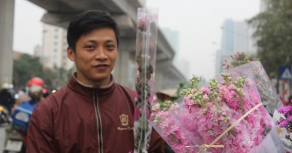 Chùm ảnh 8/3: Tâm sự vui cùng những chàng trai... bán hoa trên đường Hà Nội