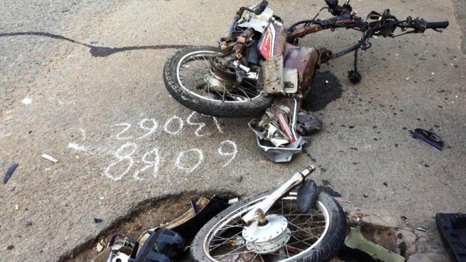 Xe m&aacute;y bị nghiền trơ khung.