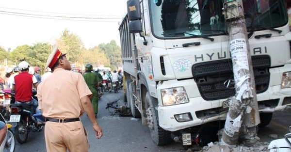 Đồng Nai: Xe ben “điên” gây tai nạn liên hoàn rồi tông gãy cột điện