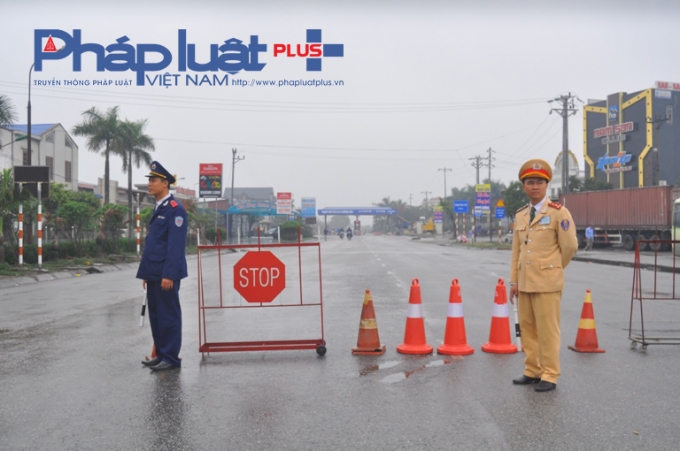 Lực lượng chức năng điều tiết giao th&ocirc;ng khu vực hai đầu cầu.