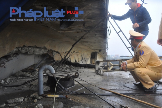 Lực lượng chức năng kiểm tra hiện trường vụ va chạm.