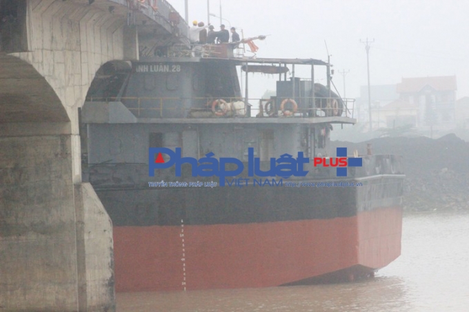 Cận cảnh t&agrave;u Th&agrave;nh Lu&acirc;n 28 đ&acirc;m trực hiện th&acirc;n cầu.