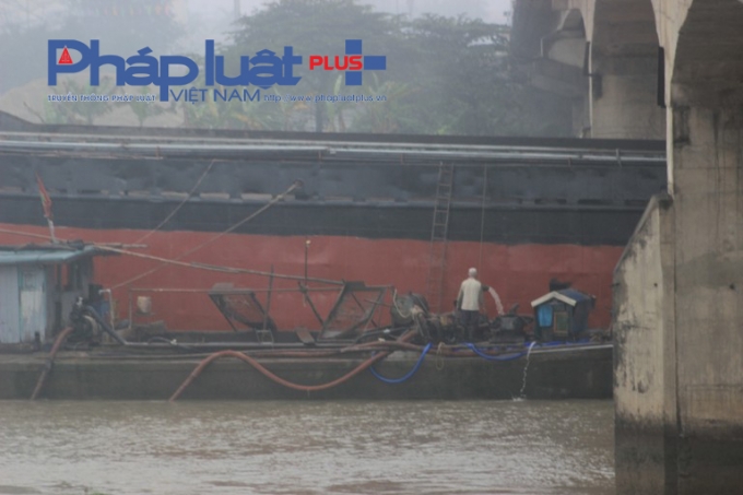 C&aacute;c t&agrave;u &aacute;p mạn vẫn tiến h&agrave;nh bơm h&uacute;t nước để gi&aacute;p t&agrave;u đỡ th&acirc;n cầu.