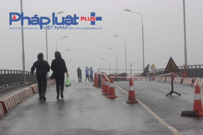 C&aacute;c phương tiện như &ocirc; t&ocirc;, xe m&aacute;y bị điều hướng di chuyển theo hướng kh&aacute;c.