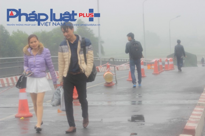 Chỉ c&oacute; người đi bộ được lưu th&ocirc;ng qua cầu.