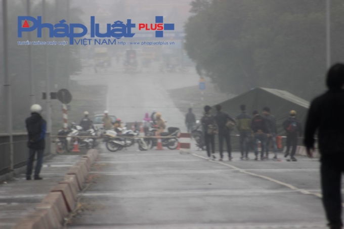 Lực lượng chức năng g&aacute;c 24/24 tại hai đầu cầu.