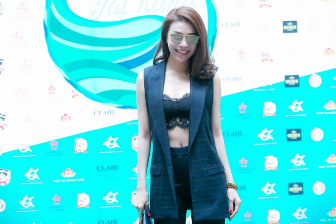 Tr&agrave; Ngọc Hằng khoe vẻ đẹp gợi cảm, c&aacute; t&iacute;nh.