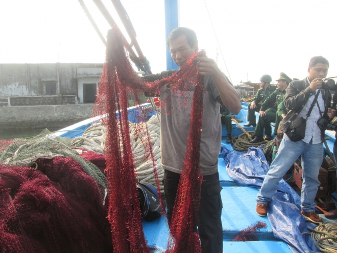 Ngư d&acirc;n Đặng Viết Tuy&ecirc;n với tấm lưới bị hải cảnh Trung Quốc ph&aacute;