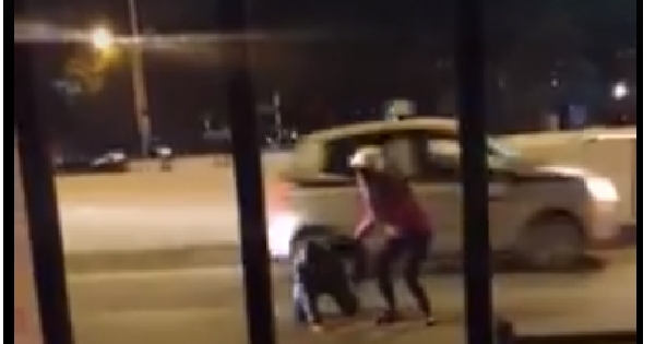 Clip: Nam thanh niên thất tình lao thẳng vào xe trên đường tự tử ngày 8/3 tại Hà Nội