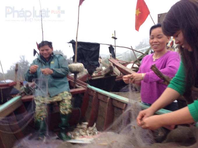 Đối với ngư d&acirc;n Sầm Sơn, h&ocirc;m hay l&agrave; một ng&agrave;y khởi đầu những niềm vui v&agrave; hy vọng. Những mẻ c&aacute; về bờ pha lẫn sự h&acirc;n hoan. (Ảnh: Anh Thắng)