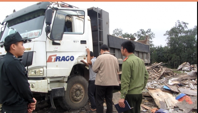 Lực lượng chức năng &ldquo;bắt tại trận&rdquo; xe tải đang đổ r&aacute;c tr&aacute;i quy định.