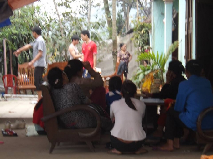 Rất đ&ocirc;ng h&agrave;ng x&oacute;m đến nh&agrave; chị Hiền trong v&agrave; sau khi sự việc xảy ra,