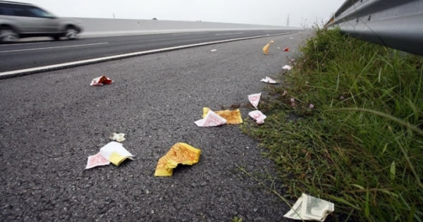 Siết chặt quy định cấm rải vàng mã trên đường đưa tang