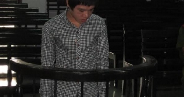 Con mang đồ ăn trộm về nhà, mẹ ra công an tố cáo