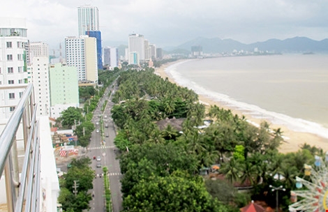 D&atilde;y cao ốc bị giới kiến tr&uacute;c, người d&acirc;n địa phương phản ứng v&igrave; cho rằng b&ecirc; t&ocirc;ng h&oacute;a bờ biển Nha Trang.
