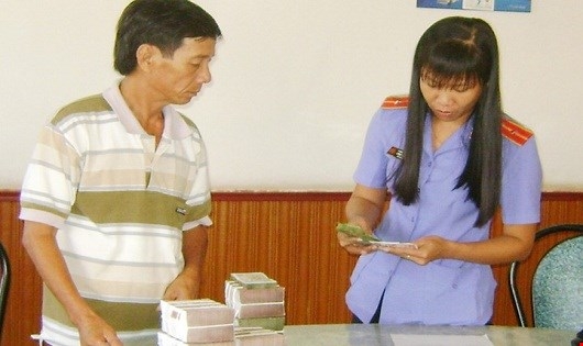 Viện kiểm s&aacute;t nh&acirc;n d&acirc;n tỉnh S&oacute;c Trăng bồi thường oan sai cho &ocirc;ng Phạm Văn L&eacute; theo Luật Tr&aacute;ch nhiệm bồi thường của Nh&agrave; nước.