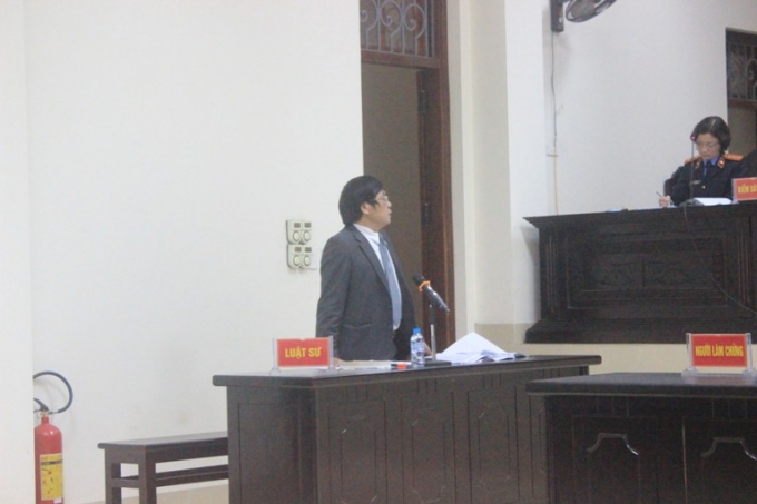 Phi&ecirc;n t&ograve;a trở n&ecirc;n