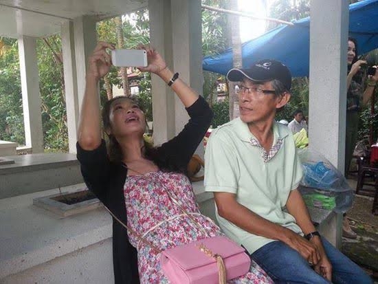 Diễn vi&ecirc;n Kim Chi hớn hở b&ecirc;n nấm mộ