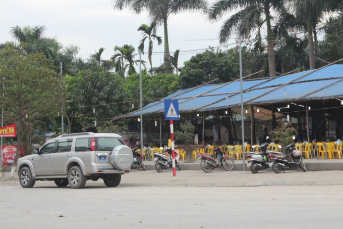 Xe của đo&agrave;n kiểm tra li&ecirc;n ng&agrave;nh tại qu&aacute;n nướng.