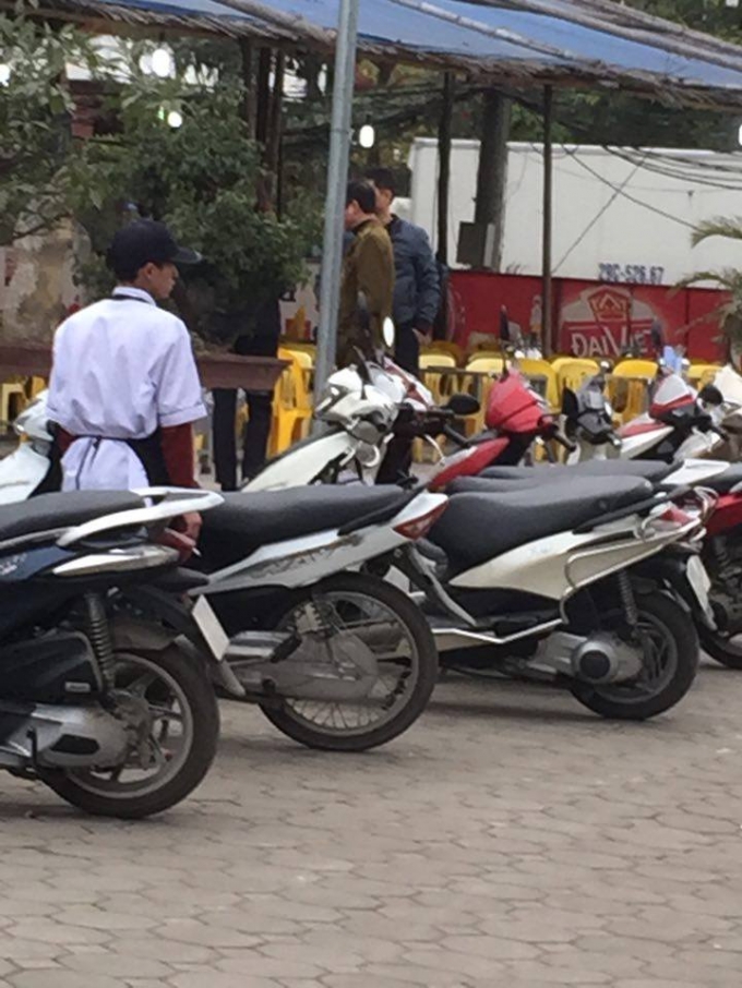 L&ograve;ng nướng c&oacute; giun s&aacute;n, qu&aacute;n nướng bị đo&agrave;n li&ecirc;n ng&agrave;nh sờ g&aacute;y