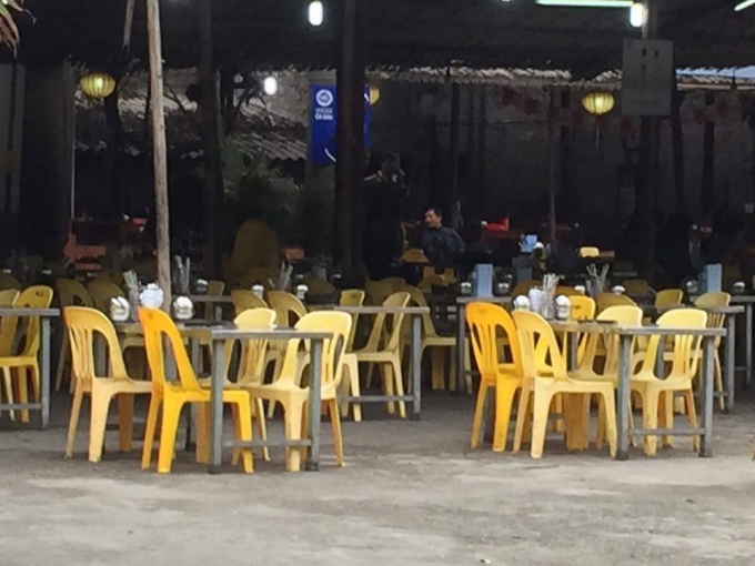 Đo&agrave;n li&ecirc;n ng&agrave;nh kiểm tra tại qu&aacute;n nướng.